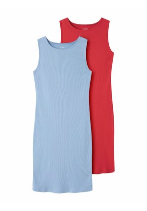 Deux robes côtelées sans manches, longueur genou, l'une bleu clair vue de face et l'autre rouge vue de dos, présentées sur un fond blanc.