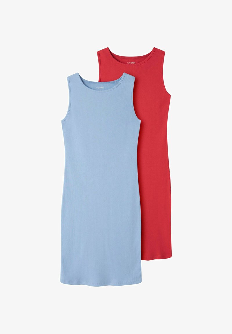 Deux robes côtelées sans manches, longueur genou, l'une bleu clair vue de face et l'autre rouge vue de dos, présentées sur un fond blanc.