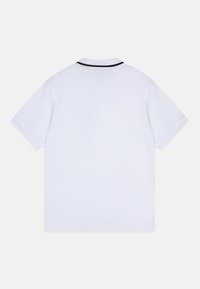 Weißes Poloshirt mit einem schwarz gestreiften Kragen, kurzen Ärmeln und lockerer Passform, aus glattem Stoff gefertigt. Keine sichtbaren Logos oder Muster.