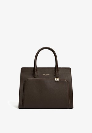 Bruine leren handtas met een textuur, dubbele handgrepen, een voorvak met rits en goudkleurige hardware. Eenvoudige rechthoekige vorm.