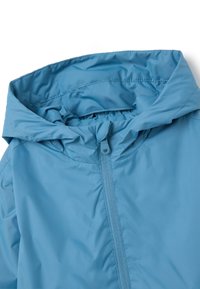 Helle blaue Jacke mit Kapuze, glatter Textur, Frontreißverschluss und elastischer Raffung am Kragen für eine eng anliegende Passform.