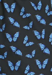 Patroonstof met blauwe vlinders op een zwarte achtergrond. Details omvatten fijne lijnen op de vleugels en verschillende oriëntaties van de vlinders.