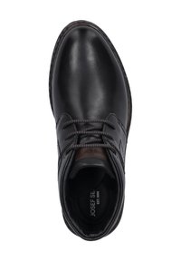 Bota de cuero negro con punta redondeada, costuras detalladas y acentos marrones. Presenta un diseño de cordones y una suela texturizada.