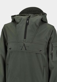 Mørkegrøn hættejakke med kvart lynlås, frontlomme med trykknapper og logo trykt på brystet og lommen på ærmet.