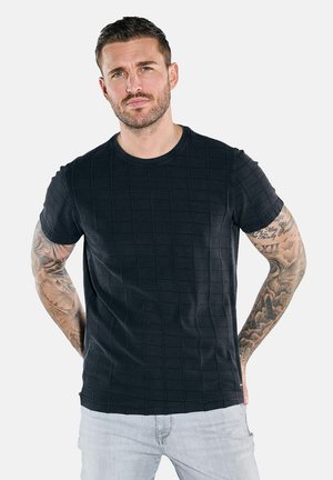 Schwarzes, strukturiertes T-Shirt mit einem Karomuster, Rundhalsausschnitt und kurzen Ärmeln, aus einem glatten Stoff gefertigt. Lässige Passform für hohen Tragekomfort.