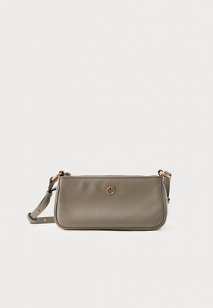 Bolsa crossbody em caqui com textura suave, detalhe do logotipo dourado, fecho com zíper e alça ajustável. Apresenta um formato retangular.