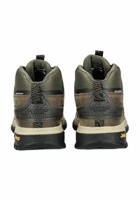 Scarpe da trekking impermeabili marroni e verdi con tomaia testurizzata, tallone rinforzato e suole in gomma nera con accenti gialli.