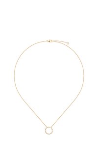 Złoty naszyjnik z łańcuszka z okrągłym zawieszką o teksturowanym wzorze. Zawieszka jest ozdobiona małymi, przezroczystymi kamieniami szlachetnymi.