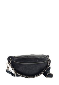 Sac banane en cuir noir avec une surface texturée, deux compartiments zippés, un accent en chaîne sur la sangle et un matériel de fermeture robuste.