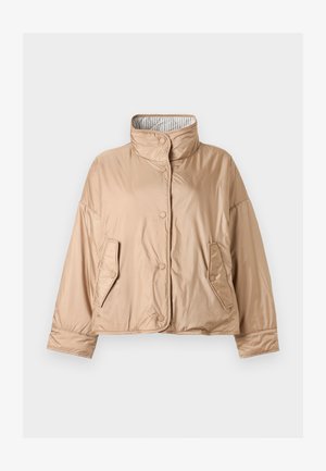 Veste matelassée beige avec col montant, fermeture à boutons-pression, poches à rabat inclinées et manches longues, présentée de face sur un fond clair.