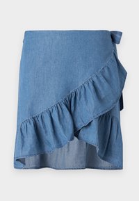Denim ovitek krila v svetlo modri barvi, z rjavim robom in detajlom s trakom v pasu. Gladka tekstura in tekoča silhueta.