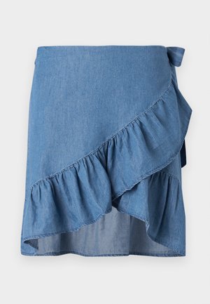Denim omslagskjørt i lys blå, med volangkant og knytedetalj i midjen. Glatt tekstur og en flytende silhuett.
