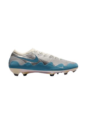 Hellgrauer und blauer Fußballschuh mit wellenförmigem blauem Design, großem blauem Nike-Swoosh und Stollen an der Sohle für Fußball.