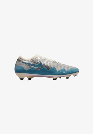 Scarpa da calcio grigio chiaro e blu con motivo ondulato blu, grande logo Nike blu e tacchetti sulla suola per il calcio.
