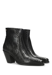 Botas negras hasta el tobillo hechas de cuero con textura de serpiente, con punta afilada y tacón cuadrado de altura media. Detalle sutil del logo en el lateral.