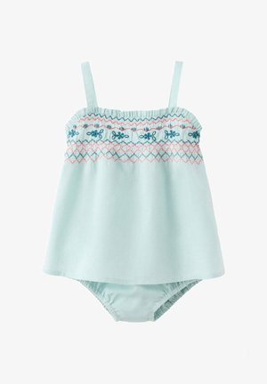 Robe de bébé bleu clair avec bloomer assorti, présentant une broderie smockée rose et bleue sur la poitrine et des fines bretelles.