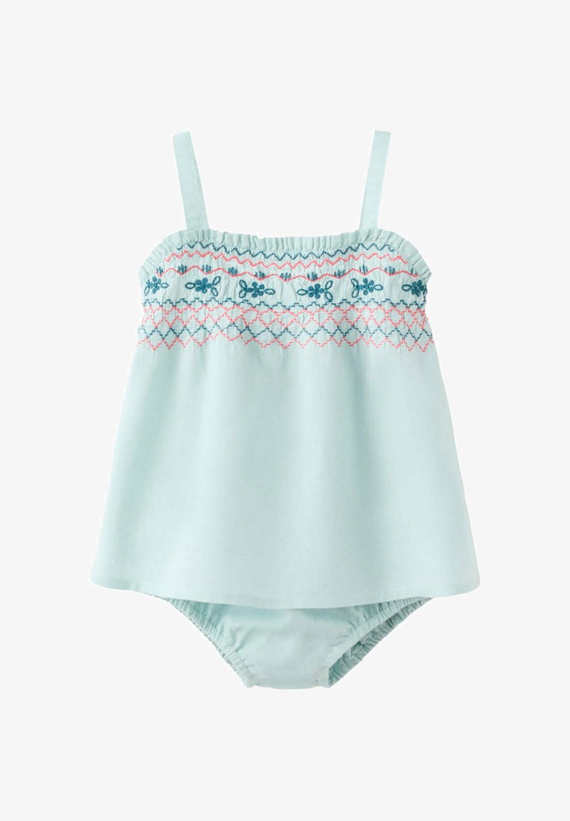 Robe de bébé bleu clair avec bloomer assorti, présentant une broderie smockée rose et bleue sur la poitrine et des fines bretelles.