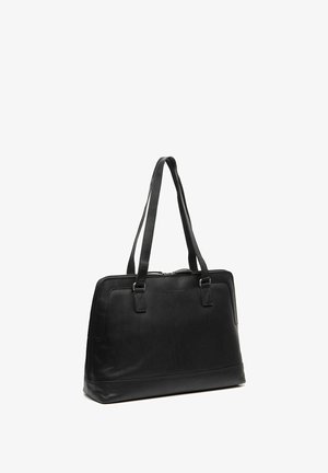 Zwarte leren totebag met dubbele schouderbanden en een ritssluiting aan de bovenzijde, rechthoekige vorm met subtiele merkembossing aan de voorkant.