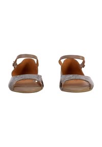 Sandali aperti in punta con corpo in pelle grigia a marmo, sottile cinturino alla caviglia e suola piatta color marrone chiaro. Presentano un design minimalista senza decorazioni.