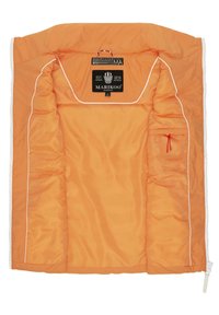 Intérieur de veste orange clair avec passepoil blanc, une petite poche intérieure avec tirette rouge et une étiquette noire indiquant "MARIKOO EST. 2016" au col.