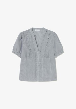 Blusa grigio chiaro a maniche corte con balze verticali lungo la parte anteriore abbottonata e maniche a sbuffo con polsini elastici.
