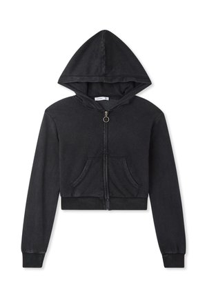 Felpa nera tagliata, realizzata in tessuto morbido, con una cerniera frontale dotata di un tirante circolare, due tasche anteriori e un cappuccio regolabile con cordino.
