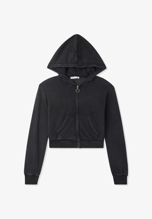 Felpa nera tagliata, realizzata in tessuto morbido, con una cerniera frontale dotata di un tirante circolare, due tasche anteriori e un cappuccio regolabile con cordino.