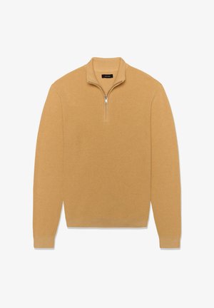 Kamieļa krāsas adīts džemperis ar ceturkšņa rāvējslēdzēja apkakli un garām piedurknēm, izklāts plakans uz baltas virsmas.