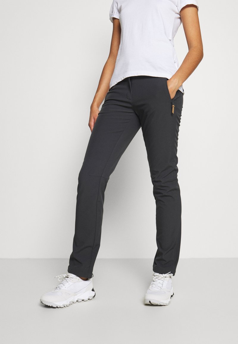 Donkergrijze, slim-fit broeken met een gladde textuur, een zijzak met rits en subtiele stikdetails, gecombineerd met witte sportschoenen.