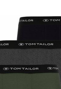 Vier Paare Unterwäsche in Schwarz, Grau und Olivgrün. Jedes hat einen breiten schwarzen Bund mit dem "TOM TAILOR" Logo in weißer Schrift.