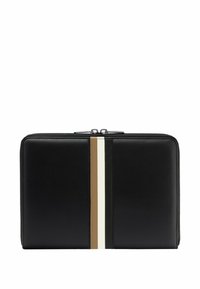 Portefeuille en cuir noir zippé avec des rayures verticales beige et blanches centrées sur le devant, forme rectangulaire avec des bords arrondis.