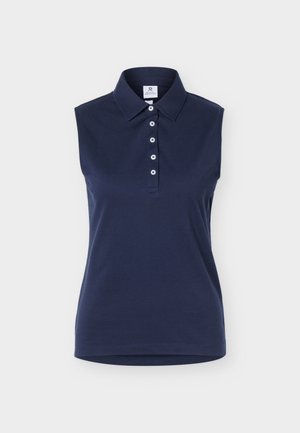 Ermeløs marineblå polotrøye med krage og fem hvite knapper foran, vist på en ensfarget lys bakgrunn.