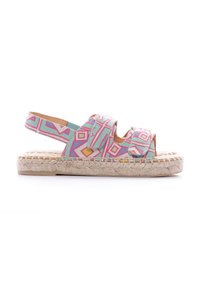 La colorida sandalia tipo espadrille presenta un diseño geométrico en azul, rosa y amarillo, con una suela de yute natural y correas ajustables.