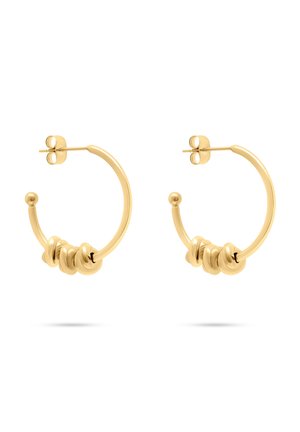 Coppia di orecchini a cerchio in oro con tre perline raggruppate a forma di spirale su ciascuno, con chiusure a perno su sfondo bianco.