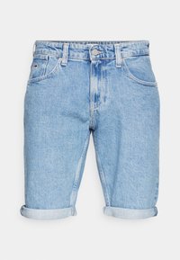 Pantalones cortos de mezclilla de color azul claro con puños enrollados, cierre de botón y cremallera, y bolsillos frontales con una pequeña etiqueta de logo en la cinturilla.