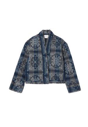 Veste courte en tissu bleu foncé avec des motifs géométriques blancs. Elle dispose d'un large col et de manches longues, avec des accents bleus contrastés.