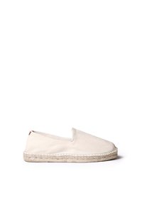 Espadrille de color beige claro con parte superior de lona, apertura elástica y suela de yute natural. Presenta una superficie texturizada y un diseño minimalista.