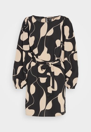 Zwarte jurk met een beige abstract patroon. Heeft puffed sleeves en een strik in de taille. Vloeiend materiaal, ronde halslijn en ritssluiting aan de achterkant.