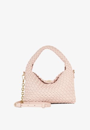 Sac à main en cuir tressé de couleur rose doux avec une poignée incurvée, une bandoulière chaîne amovible et des détails en métal doré sur le devant.