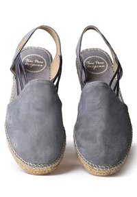 Grå mocka espadrillos med stängd tå, elastiska remmar och jutevävda sulor. Har en rundad form och en diskret logotypdetalj invändigt.