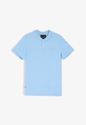 Jasnoniebieska koszulka polo z miękkiej bawełny, z klasycznym kołnierzykiem, trzema guzikami oraz subtelnym haftem logo na piersi.