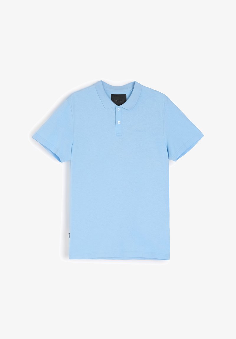 Jasnoniebieska koszulka polo z miękkiej bawełny, z klasycznym kołnierzykiem, trzema guzikami oraz subtelnym haftem logo na piersi.