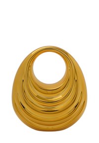 Gouden decoratieve vaas met een rond gevormde, gladde oppervlakte, centrale cirkelopening en gelaagd ontwerp dat een golf effect creëert.