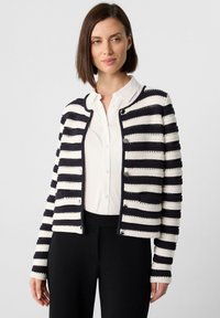Gebreide cardigan met zwart-witte strepen, voorzien van een ronde halslijn, knoopsluitingen en een gestructureerde stof.