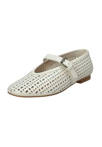 Scarpa piatta bianca perforata con punta appuntita, cinturino alla caviglia regolabile e tacco basso. Presenta una fodera beige e una texture sottile.