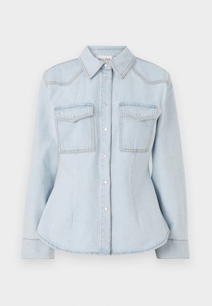 Lys blå denimskjorte med en tettsittende design, spiss krage, to brystlommer og kontrasterende sømmer. Har knappestolpe og lange ermer.