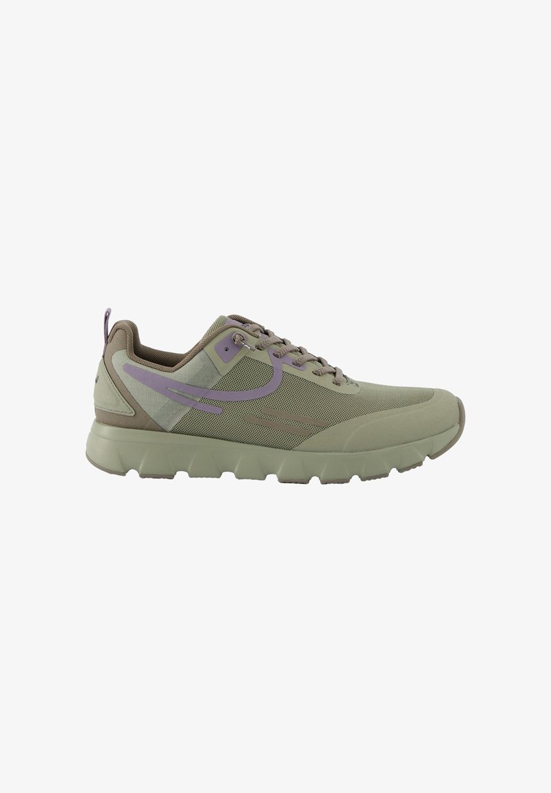 Olivgrüner Sportschuh mit einem Mesh-Obermaterial, helllila Akzenten, strukturiertem Sohlenprofil und einem flexiblen Design für Komfort und Unterstützung.