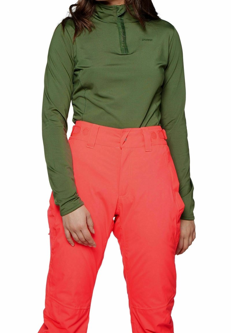 Haut à manches longues, vert foncé avec un col montant, associé à des pantalons de neige orange vif dotés de passants de ceinture et d'une finition texturée.