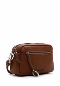 Borsa a tracolla in pelle marrone con finitura texturizzata, tasca frontale con zip e dettagli in metallo. Forma rettangolare compatta.