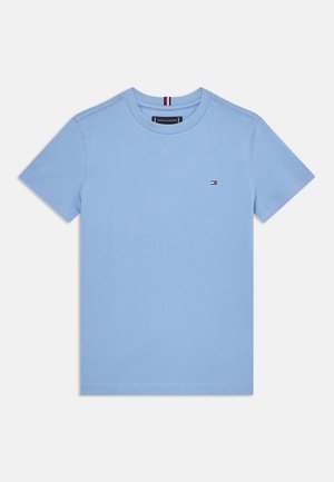 Hellblaues kurzärmeliges T-Shirt aus Baumwolle. Verfügt über einen Rundhalsausschnitt und ein kleines Logo auf der Brust. Gerader Saum mit Nähdetails.